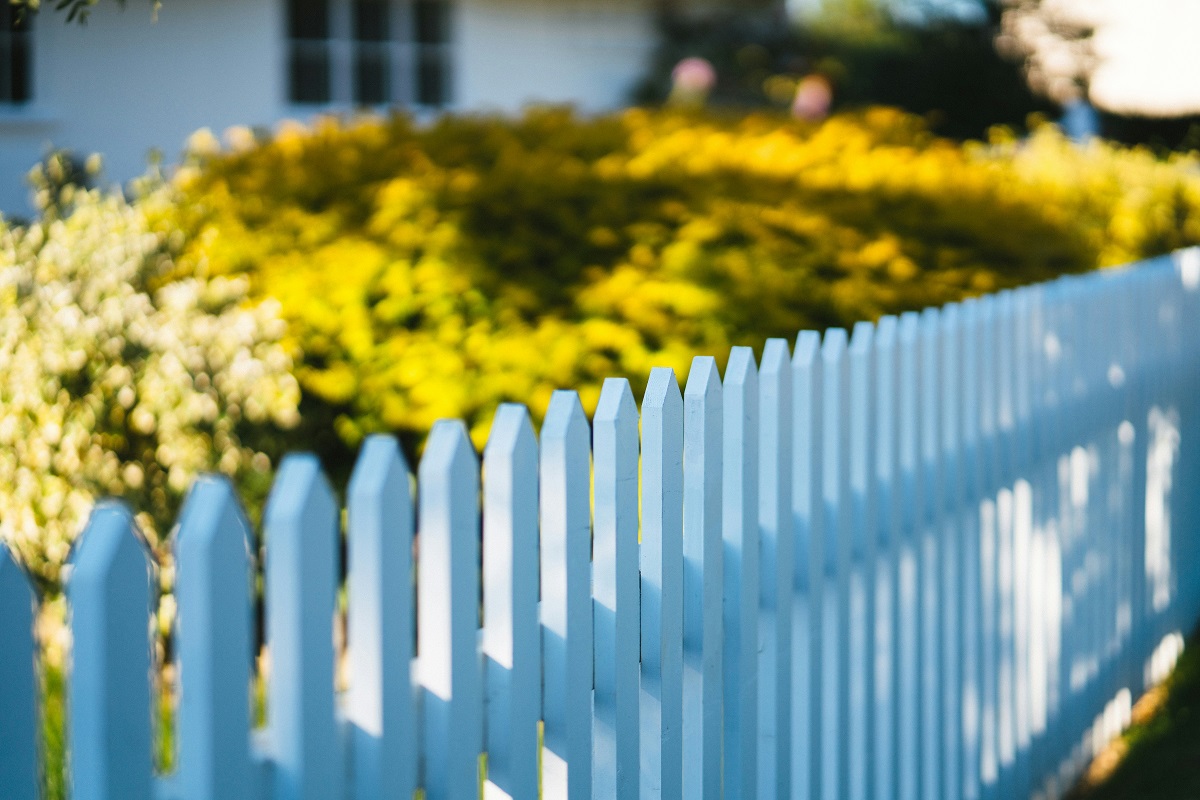 Can My Neighbor Build a Fence on the Property Line? What the Law Says